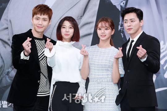 배우 김선호와 임세미, 이혜리, 조정석이 22일 오후 서울 마포구 MBC 상암 골든마우스홀에서 열린 MBC 새 월화드라마 ‘투깝스’ 제작발표회에 참석해 포토타임을 갖고 있다.