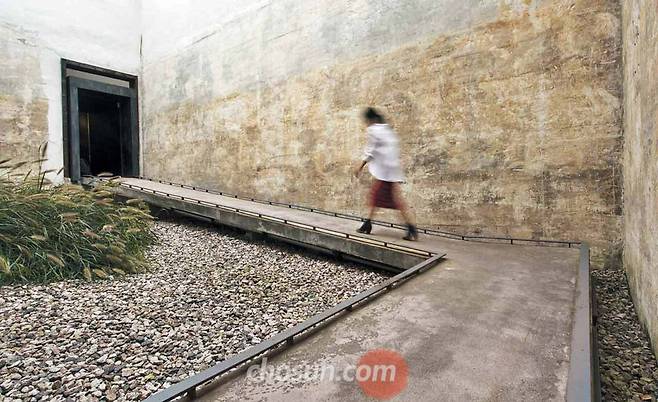 용도 폐기된 물탱크를 개조해 만든 윤동주문학관의 ‘열린 우물’.