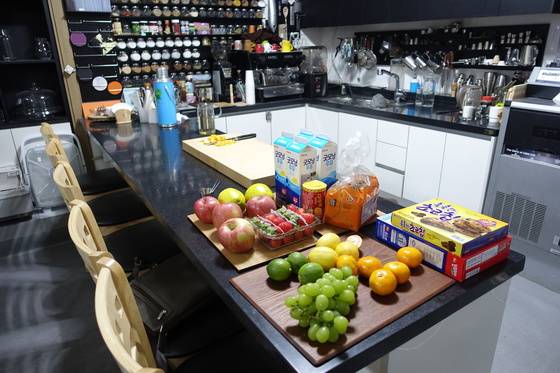 다른 벽에는 음료 실험 도구와 각종 감미료가 있고 가운데 작업대가 있다. 지난 17일 저녁 찾아간 나에게 음료 만드는 걸 보여주고 시음하도록 하려고 여러 가지 재료를 준비해뒀다. 이곳에서는 한 번에 4명 정도 수강생에게 수업을 하기도 한다.