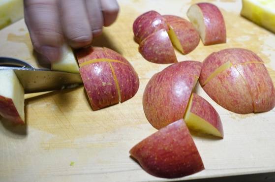 사과를 숭덩숭덩 잘라 4분의 1은 얇게 저미고 나머지는 블렌더로 간다.