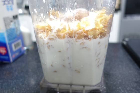 시리얼 라테의 재료를 모두 넣고 블렌더로 가는 모습.