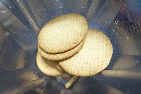 비스킷 라테를 만들려고 과자 ‘다이제스트’ 9개를 블렌더에 넣었다.