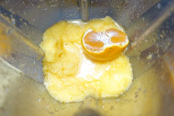 귤을 갈아 스무디를 만드는 과정. 귤 4개 중 1개는 껍질째 넣어야 한다.