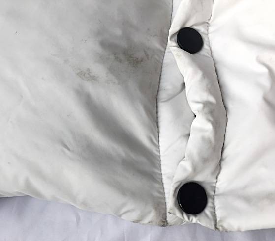 흰색 롱 패딩의 밑단. 깨끗하게 입으려 아무리 노력해도 이 부분에 때 타는 걸 막을 수 없다.