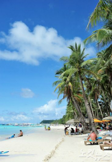 에메랄드빛 바다와 눈부신 백사장을 자랑하는 보라카이는 필리핀의 대표적인 휴양지로 최근에는 부산에서 출발하는 자유여행객들의 숫자도 늘어나고 있다(사진=에어텔다이어리 제공)