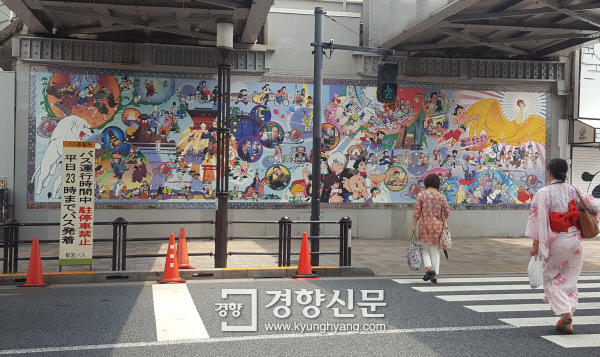 도쿄 다카다노바바역  고가 아래에 그려진 데즈카 오사무 작품 벽화. 일본인들에게 친숙한 데즈카의 작품들은 ‘재패니메이션’을 알리는 데 큰 공헌을 했다.   위키피디아