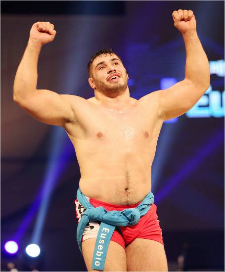 '제가 스페인 이만기에요' 에우제비오 레데즈마 페레즈가 25일 '2017 천하장사씨름대축제' 세계특별장사 결정전에서 우승을 확정한 뒤 두 팔을 들고 기뻐하고 있다.(나주=대한씨름협회)