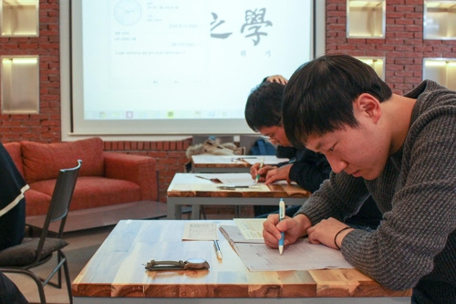 모의 대학수학능력시험 치르는 대학생들 모의 대학수학능력시험 치르는 대학생들  (서울=연합뉴스) 25일 서울 성동구 한 북카페에서 대학생들이 교육개혁 프로젝트 그룹 '위기'가 시행하는 모의 대학수학능력시험을 치르고 있다. [위기 제공]
