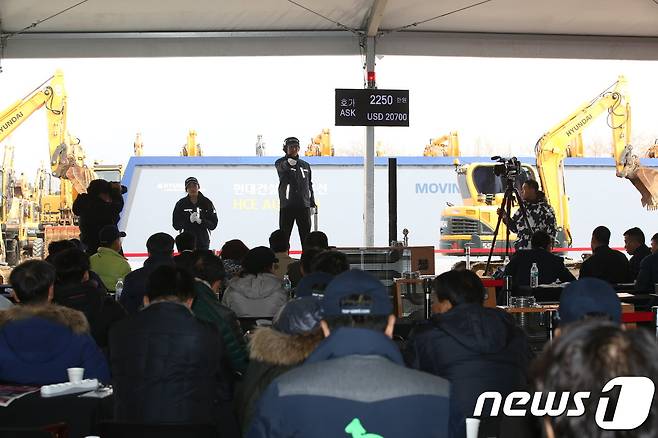 충북 음성 소재 현대건설기계 음성공장에서 중고 굴삭기 경매인 '현대건설기계 옥션'이 진행됐다. 2017.11.26/ © News1