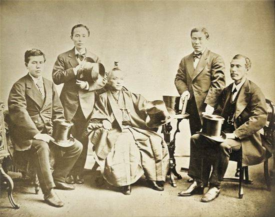 메이지유신기 일본의 구미열강 사절단이었던 '이와쿠라 사절단'이 1872년 런던 체류 중 찍은 사진 모습. 사절단 대표이자 중앙에 일본 전통의상을 입은 이와쿠라 도모미를 제외하고 모두 양복을 입고 있다. 와이셔츠란 단어는 메이지유신기 양복 정장이 유입되면서 만들어진 단어였다.(사진=위키피디아)