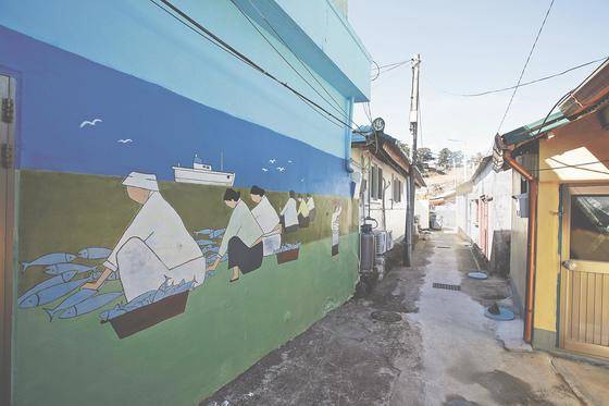 욕지도의 과거 영화를 엿볼 수 있는 좌부마을. [중앙포토]