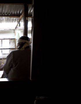 경기도 고양시에 거주하는 한 독거 노인의 뒷모습. 제일 가까운 가족에게 차별받는 노인도 많다. [중앙포토]