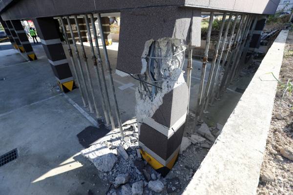 16일 오후 경북 포항시 장량동 한 필로티 구조 건물 1층 기둥이 전날 지진으로 부서져 뼈대를 드러내고 있다. 연합뉴스