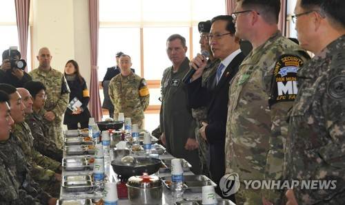 JSA 한국측 경비대대 병영식당에서 발언하는 송영무 국방부 장관 [사진공동취재단=연합뉴스]