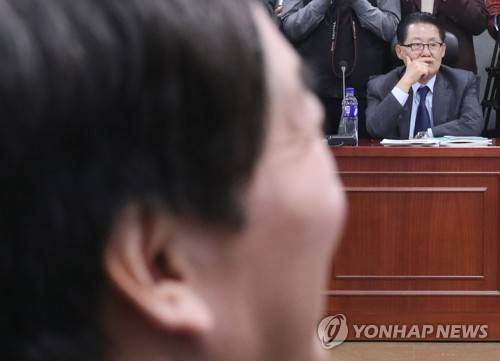 '어색한 거리?' (서울=연합뉴스) 김도훈 기자 = 국민의당 안철수 대표(왼쪽)와 박지원 의원이 27일 오후 국회 의원회관에서 열린 5.18 진상규명 특별법 제정촉구를 위한 국회 토론회에 참석해 서로 맞은편 자리에 앉아 토론회 시작을 기다리고 있다.     superdoo82@yna.co.kr