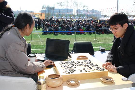 한국의 바둑 인공지능 돌바람과 대결을 펼치고 있는 박정환(오른쪽) 9단 [사진 한국기원]