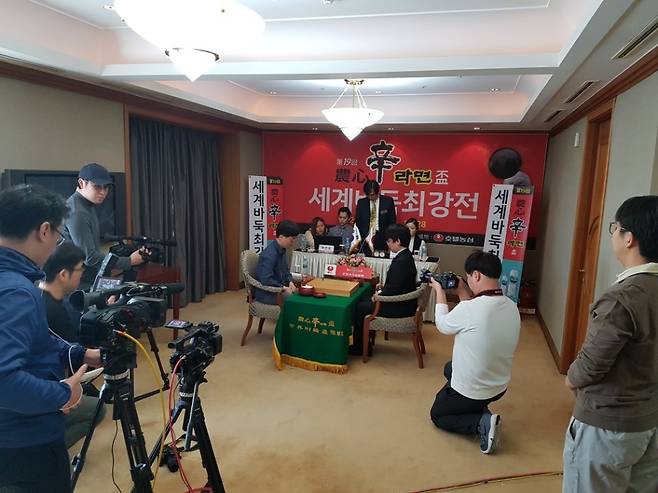 2017 농심신라면배 대국이 시작되는 순간을 기자들이 촬영하고 있다. 정아람 기자