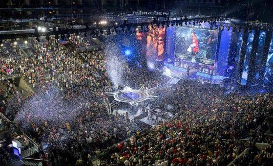 관중 동원에 성공한 ‘리그오브레전드(LOL)’ 월드챔피언십(이하 롤드컵)의 생중계 현장.