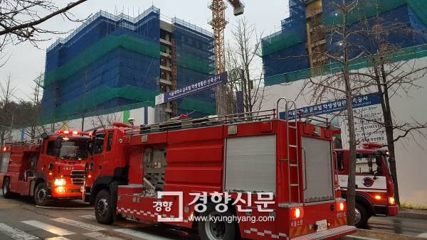 출동한 소방차가 28일 오후 5시쯤 서울대 관악캠퍼스 내 글로벌 학생 생활관 신축공사장 7층에서 발생한 화재를 진화하고 있다. 심윤지 기자