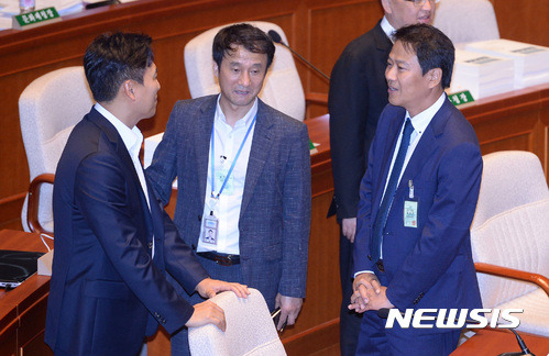 【서울=뉴시스】이영환 기자 = 임종석(오른쪽부터) 대통령 비서실장, 한병도 정무비서관이 지난 8월21일 오후 서울 여의도 국회 예산결산특별위원회 회의실에서 열린 전체회의에 참석해 국민의당 손금주 수석대변인과 이야기를 나누고 있다. 2017.08.21.    20hwan@newsis.com  <저작권자ⓒ 공감언론 뉴시스통신사. 무단전재-재배포 금지.>