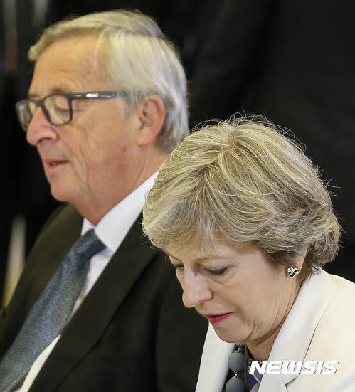 【런던=AP/뉴시스】 CNBC뉴스의 28일(현지시간) 보도에 따르면 영국은행(BOE)은 이른바 ‘하드 브렉시트’를 상정한 스트레스 테스트를 진행한 결과 영국의 7개 대형은행들이 이와 관련된 검증을 통과했다고 이날 발표했다. 메이 영국 총리가 지난 10월 20일 벨기에 브뤼셀에서 열린 EU 정상회담 중 장 클로드 융커 EU 집행위원장과 오찬에 참석하고 있다. 2017.11.28.