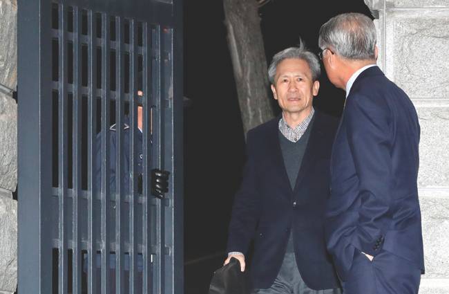 김관진 전 국방부 장관(왼쪽)이 11월 22일 밤 경기 의왕시 서울구치소를 나서고 있다. [뉴시스]