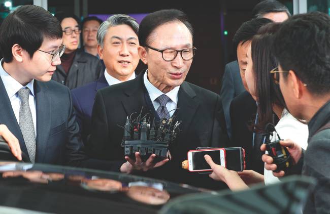 이명박 전 대통령이 바레인 강연을 마치고 11월 15일 오전 인천국제공항을 통해 귀국해 기자들의 질문에 답하고 있다.[뉴시스]