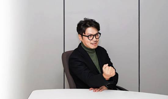 “지금도 저는 남녀가 같이   손잡고 볼 수 있는 에로영화, 여배우를   희생시키지 않는 에로영화를 찍고 싶어요.   하지만 영화는 욕심으로, 용기로 만드는 게   아니라는 것도 알죠.”[조영철 기자]