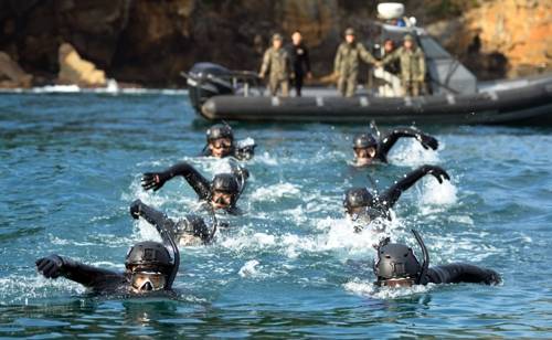 겨울 바다 가르는 SSU 대원들   (서울=연합뉴스) 해군 1함대 구조작전대(SSU) 대원들이 28일 동해상에서 인명구조훈련, 핀 마스크 바다수영훈련 등 강도 높은 해상구조훈련을 하고 있다.[해군 1함대 제공=연합뉴스]