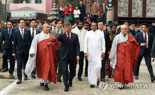 조계사 방문한 한-스리랑카 정상 (서울=연합뉴스) 문재인 대통령이 28일 오후 조계사에서 국빈방한한 시리세나 스리랑카 대통령을 만나 함께 경내를 걷고 있다.  [청와대 제공=연합뉴스]      scoop@yna.co.kr