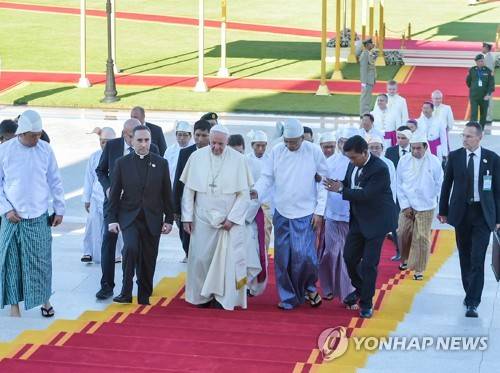 교황 공식 환영행사[AP=연합뉴스]