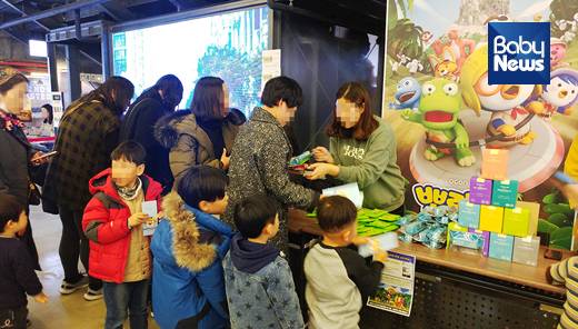 지난 24일 코엑스에서 진행된 ‘뽀로로 극장판 공룡섬 대모험’ 시사회장에서 프로스랩이 엄마들에게 패밀리 제품을 증정하는 모습. ⓒ 프로스랩