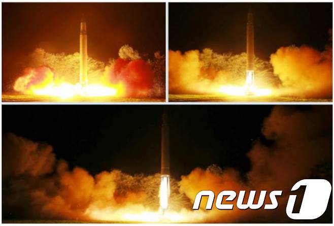 북한이 29일 새벽 평안남도 평성 일대에서 동쪽으로 대륙간탄도미사일(ICBM)급으로 추정되는 장거리 탄도미사일을 발사했다. 합동참모본부는 동해상으로 발사한 탄도미사일은 고도 약 4,500km, 예상 비행거리는 약 960km이라고 밝혔다. 사진은 지난 7월 '화성 14형'의 2차 발사 모습. (뉴스1 DB) 2017.11.29/뉴스1