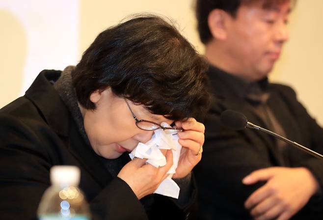 30년이 지나도 흐르는 눈물 - 29일 오전 국회 헌정기념관에서 열린  KAL858기 사건 30주기 진상규명대회ㆍ추모제에서 KAL858기 가족회의 임옥순 부회장이 눈물을 흘리고 있다.  2017.11.29 연합뉴스