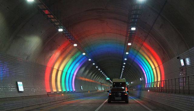 팔공산 터널 내부 모습. 무지개빛 조명이 비춰지고 있다. 김재현기자 k-jeahyun@hankookilbo.com
