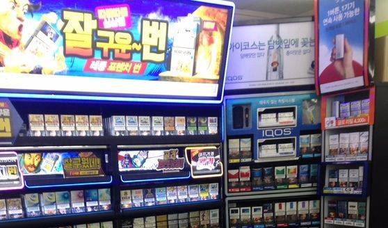 29일 서울 종로구의 한 초등학교 근처 편의점 담배 진열대가 현란한 광고로 가득 차 있다. 담배는 경고그림을 가리기 위해 위아래가 뒤집혀 있다. [정종훈 기자]