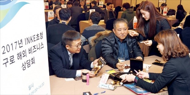 해외 한인 벤처기업인들이 29일 서울 구로베스트웨스턴호텔에서 국내 벤처기업들과 1 대 1 수출상담회를 했다.  /허문찬 기자 sweat@hankyung.com