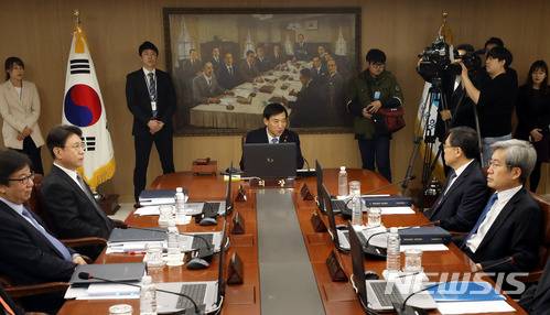 【서울=뉴시스】 임태훈 기자 = 이주열 한국은행 총재가 30일 오전 서울 중구 한국은행에서 열린 2017년 11월 통화정책방향 관련 금융통화위원회 회의를 주재하며 인사말하고 있다. 2017.11.30. taehoonlim@newsis.com