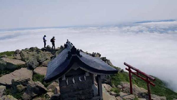 [월간산]신사가 있는 정상에서 서쪽 구름 위로 솟아 있는 핫코다산을 바라보는 산객들.