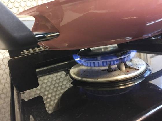 시즈닝을 할 때는 약한 불에서 시작해야 기름이 빨리 타지 않는다.