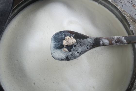 콩즙에서 건져낸 꿩고기 덩이.