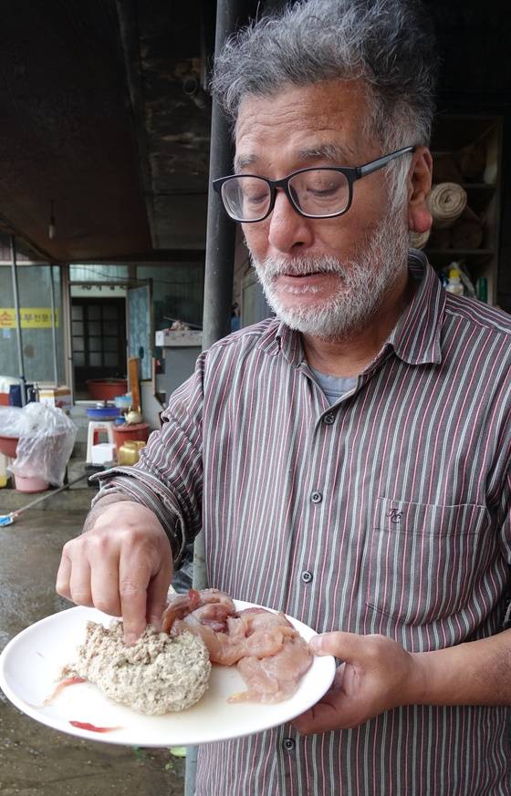 꿩두부에 넣기 위해 꿩 뼈와 자투리 고기를 다져 압력솥에 8시간 곤 뒤 뼈가 바스러지도록 물렀는지 확인하는 박기영 시인.