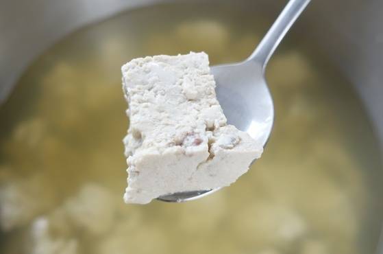 꿩고기와 꿩 뼈 조각이 섞인 꿩두부 한 점.