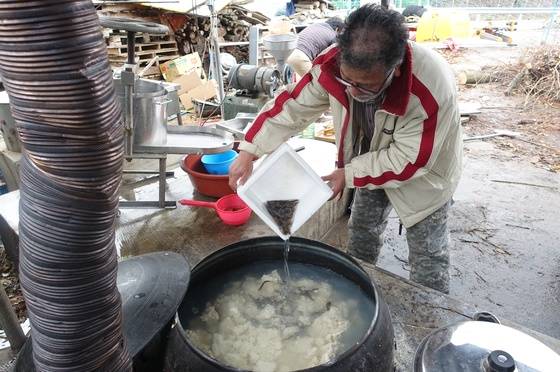 간수 빼고 식힌 순두부를 찬물에 풀어 놓고 살아있는 미꾸라지도 함께 푼다.