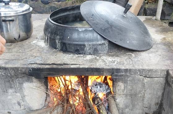 아궁이에 장작을 가득 쟁이고 빠르게 온도를 높였다. 추두부는 절반의 성공에 그쳤는데 화력이 지나치게 셌던 게 문제라는 지적이 현장에서 나왔다.
