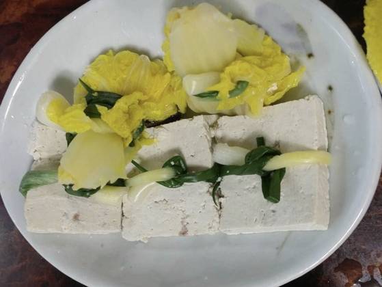 이날 참석자 임미란씨가 추두부와 꿩두부를 집에 가지고 가서 샤부샤부를 해 먹었다며 페이스북에 올린 사진. 추두부는 데친 배추로 감쌌고, 꿩두부는 데친 쪽파로 동였다. 그는 중국에서 관광안내 일을 하면서 추두부 만드는 현장을 여러 차례 보고 직접 먹어봤다고 한다.