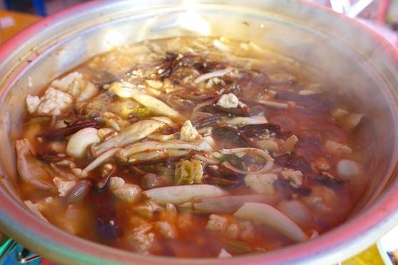 제대로 굳어지지 않은 추두부를 꿩육수에 넣고 느타리·표고·밤나무버섯과 씻은 김치를 넣어 끓인 추두부버섯탕.