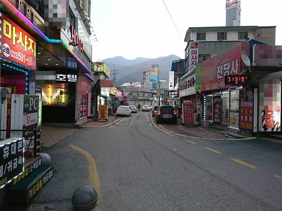 강원도 정선군 사북읍의 ‘번화가’인 사북오거리 주변. 숙박 업소와 전당포, 안마방이 뒤섞여 있다. 이 지역에서는 카지노가 문을 닫는 오전 6~10시 사이에 영업이 활발하다. [한영익 기자]