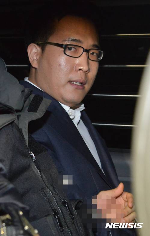 【서울=뉴시스】김선웅 기자 = 술집 종업원 2명을 폭행하고 순찰차 일부를 파손한 혐의로 체포된 한화그룹 김승연 회장의 셋째 아들 김동선(한화건설 팀장) 씨가 5일 오후 서울 강남구 강남경찰서를 나와 수서경찰서로 이감되기 위해 호송차에 탑승하고 있다. 2017.01.05. mangusta@newsis.com