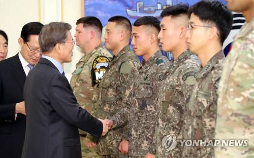 문 대통령, JSA 경비대대 송승현 상사 격려 (서울=연합뉴스) 배재만 기자 = 문재인 대통령이 1일 오후 청와대에서 열린 JSA 경비대대 지휘관 및 장병을 초청해 개최한 차담회에서 최근 귀순하다 총상을 입고 JSA 우리 측 지역에 쓰러져 있던 북한군을 목숨 걸고 구출한 송승현 상사를 격려하고 있다. 왼쪽 세번째부터 JSA 미군 경비대대장 파머 중령, 한국군 경비대대장 권영환 중령, 송승현 상사, 송 상사와 함께 구출작전을 벌인 노영수 중사, JSA 군의관 황도연 대위.     scoop@yna.co.kr